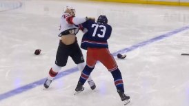 Hockey sobre hielo: Jugadores se fueron a los "combos" tras apenas dos segundos de partido