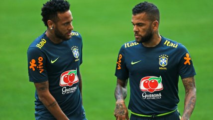 Dani Alves devolvió al padre de Neymar el dinero que le prestó para su defensa