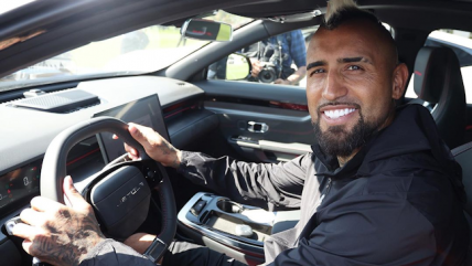 Plantel de Colo Colo recibió nuevos autos en actividad con patrocinador