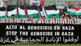 "Paren el genocidio en Gaza": El lienzo que exhibió el plantel de Palestino en el duelo con la U