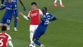 La temeraria falta de Nicolas Jackson sobre Tomiyasu en duelo de Arsenal y Chelsea