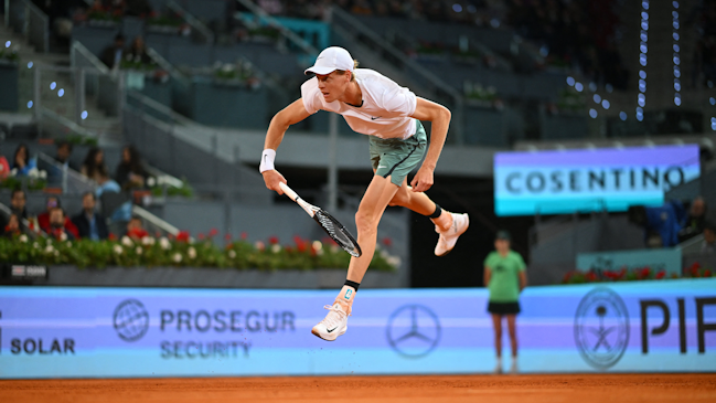 Jannik Sinner se instaló en octavos de final en Madrid, aunque mantuvo su preocupación