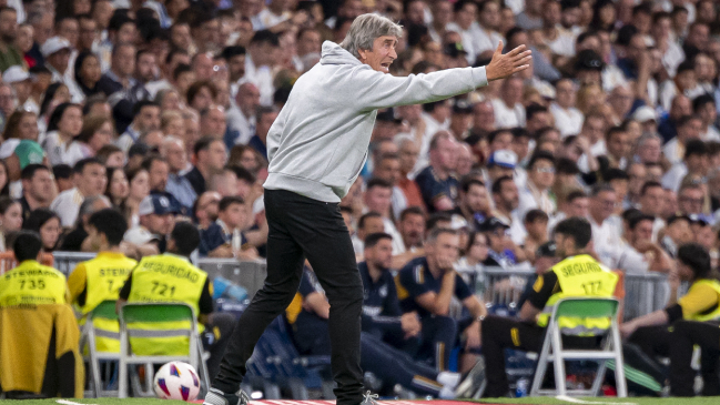 Pellegrini se llena de críticas por dejar en la banca a Claudio Bravo en su último partido en Betis