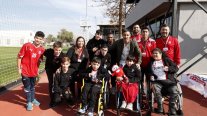 La selección chilena recibió la visita de los niños de la Teletón