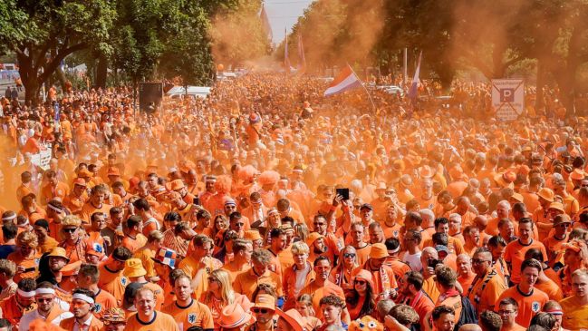 Hinchada de Países Bajos causó furor en Hamburgo tras teñir de naranja la Eurocopa 2024