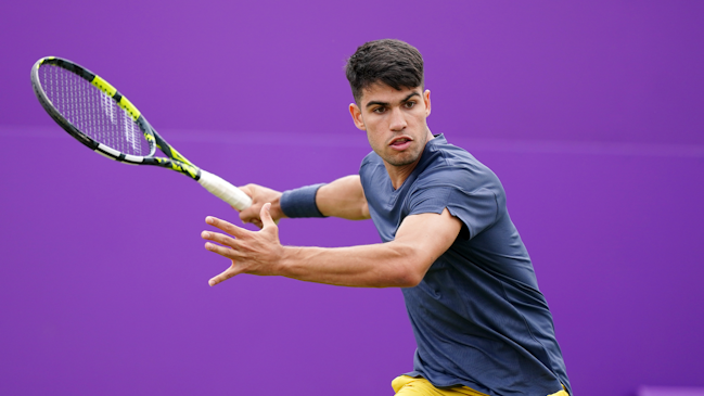 Carlos Alcaraz celebró en Queen's al ganar su primer partido de la temporada en césped