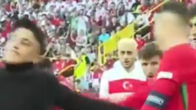 Cristiano Ronaldo empujó a hincha que invadió la cancha en el Portugal vs Turquía en la Eurocopa