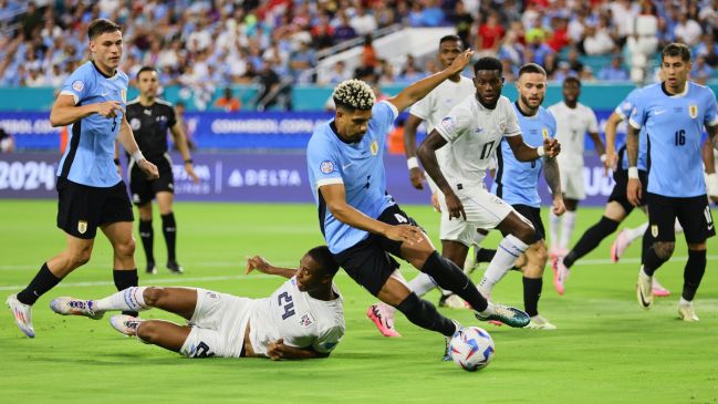 Marcelo Bielsa brindó un concierto de "Hard Rock" con Uruguay en su debut por Copa América