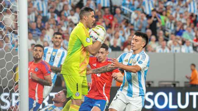 El dardo de Claudio Bravo luego de la caída de Chile: "Perú corrió más que Argentina"