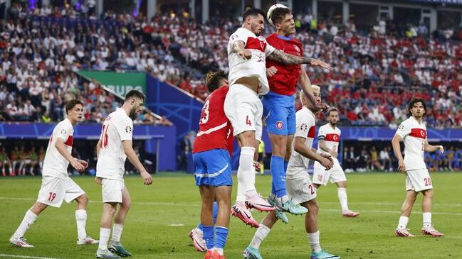 Turquía clasificó batallando ante República Checa que vendió cara su eliminación de la Eurocopa