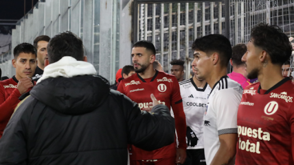 Jugadores de Colo Colo y Universitario debieron intervenir en los incidentes en el Monumental