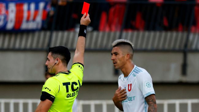 Agresión a un rival y empujones al árbitro: La expulsión de Leandro Fernández en U. de Chile