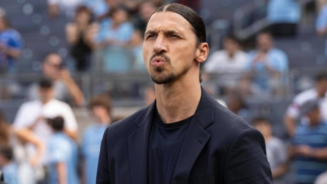 Zlatan Ibrahimovic asistió al partido de béisbol de los Yankees y se lució lanzando una bola