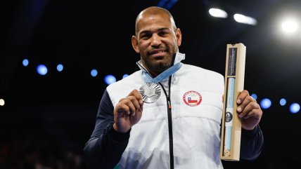 Yasmani Acosta posó con orgullo junto a su primera medalla olímpica en París 2024