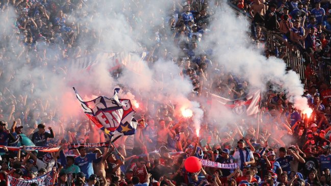 Universidad de Chile fue citada por el Tribunal de Disciplina por fuegos artificiales en el Superclásico