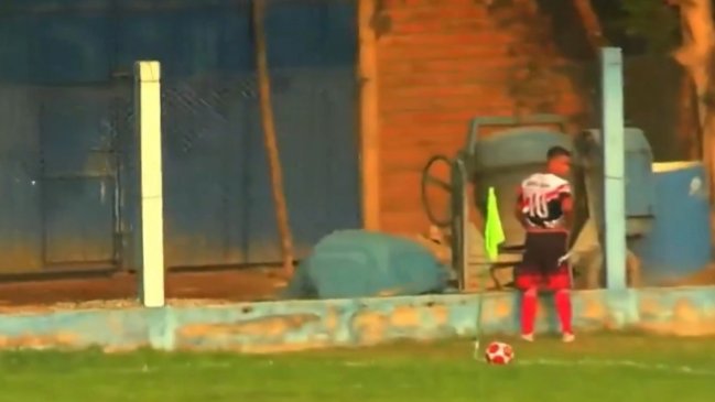 Insólito hecho en Perú: Expulsan a futbolista por orinar dentro del terreno de juego