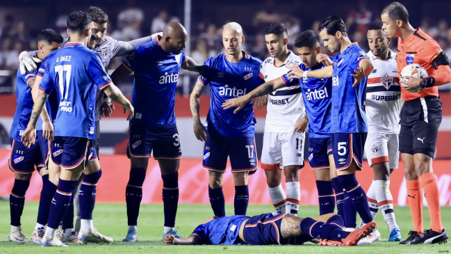 Confirmaron que jugador de Nacional que se desplomó en cancha está internado