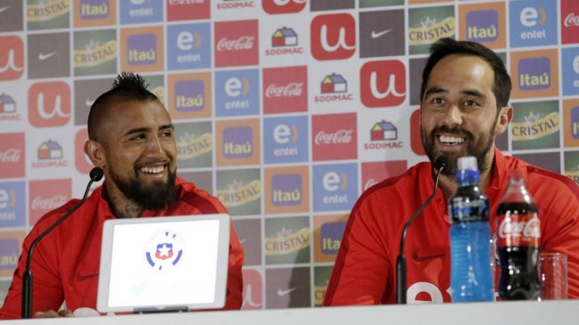 Arturo Vidal le dedicó un emotivo mensaje a Claudio Bravo por su retiro del fútbol