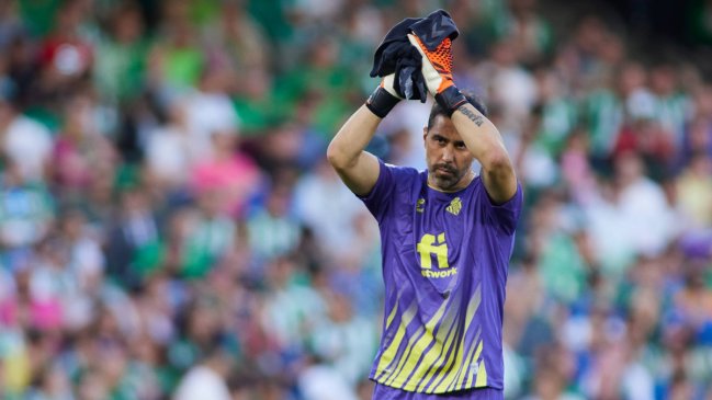 Claudio Bravo fue homenajeado por clubes que defendió en Europa