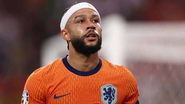 BOMBAZO: A Memphis Depay lo quieren ver vestido de Blanco y Negro