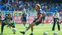 Stefanos Tsitsipas se lució pateando tiros libres en la previa del Genoa vs Roma en Serie A