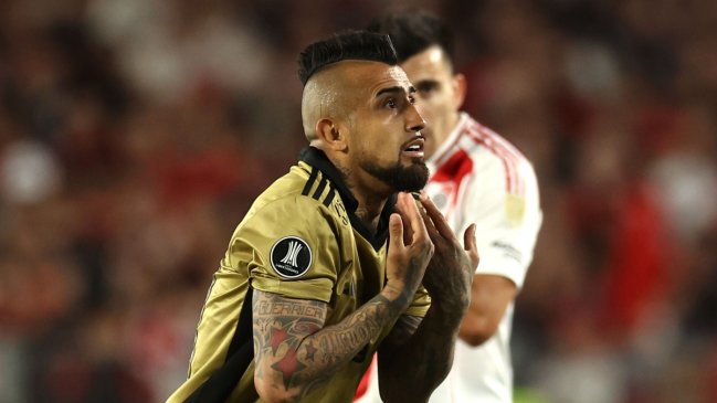 La mitad de River Plate se fue encima de Arturo Vidal tras el final del duelo con Colo Colo