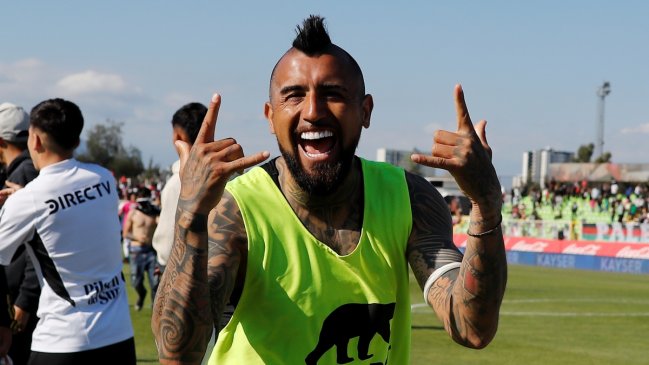 Arturo Vidal votó primera vez y se acordó de la U: "Primero el blanco y segundo el azul"