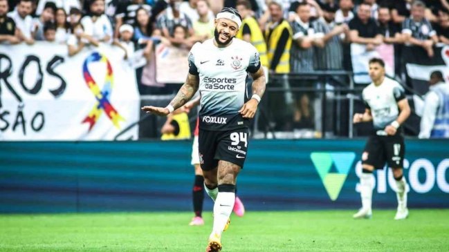 Memphis Depay fue la figura del triunfo vital de Corinthians en Brasil