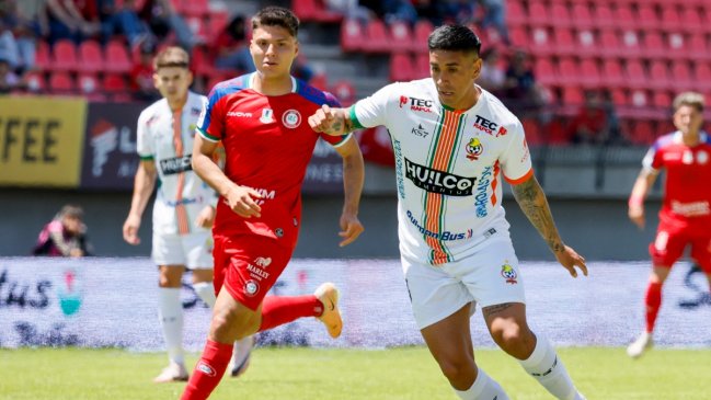 Partido entre Unión La Calera y Cobresal fue suspendido por lanzamiento de bengalas al campo de juego