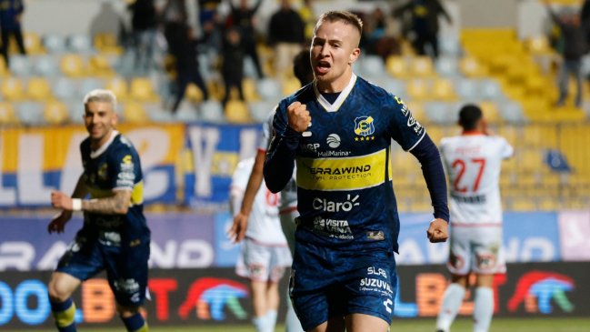 Jugador de Everton festejó el empate ante la U y el título de Colo Colo