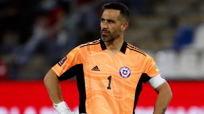 Aseguran que “hay un problema en el camarín” si Claudio Bravo vuelve a Colo Colo