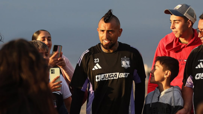 Hasta un perro quiso sacarse una foto con Vidal: Colo Colo causa furor en su pretemporada