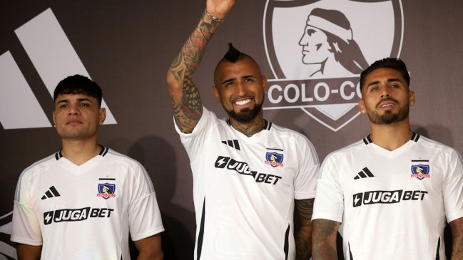 Colo Colo presentó su camiseta 2025 junto a sus referentes y nuevos rostros