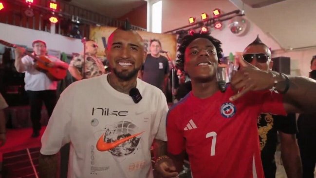 Con la aparición del Rey: Arturo Vidal sorprende a Speed en su visita a Chile