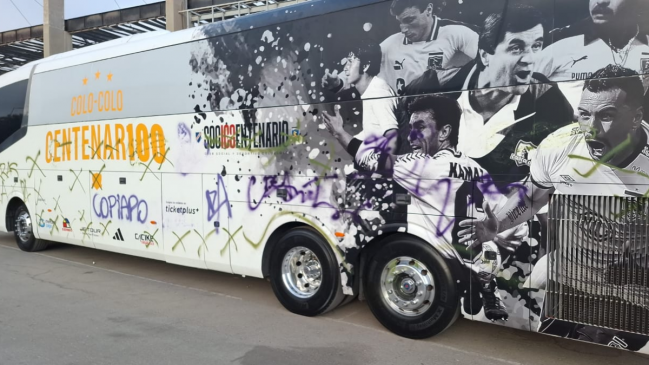 Hinchas de U. de Chile vandalizaron el bus de la gira Centenario de Colo Colo