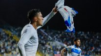 Árbitros recibieron camisetas de U Católica tras triunfo sobre Deportes Limache
